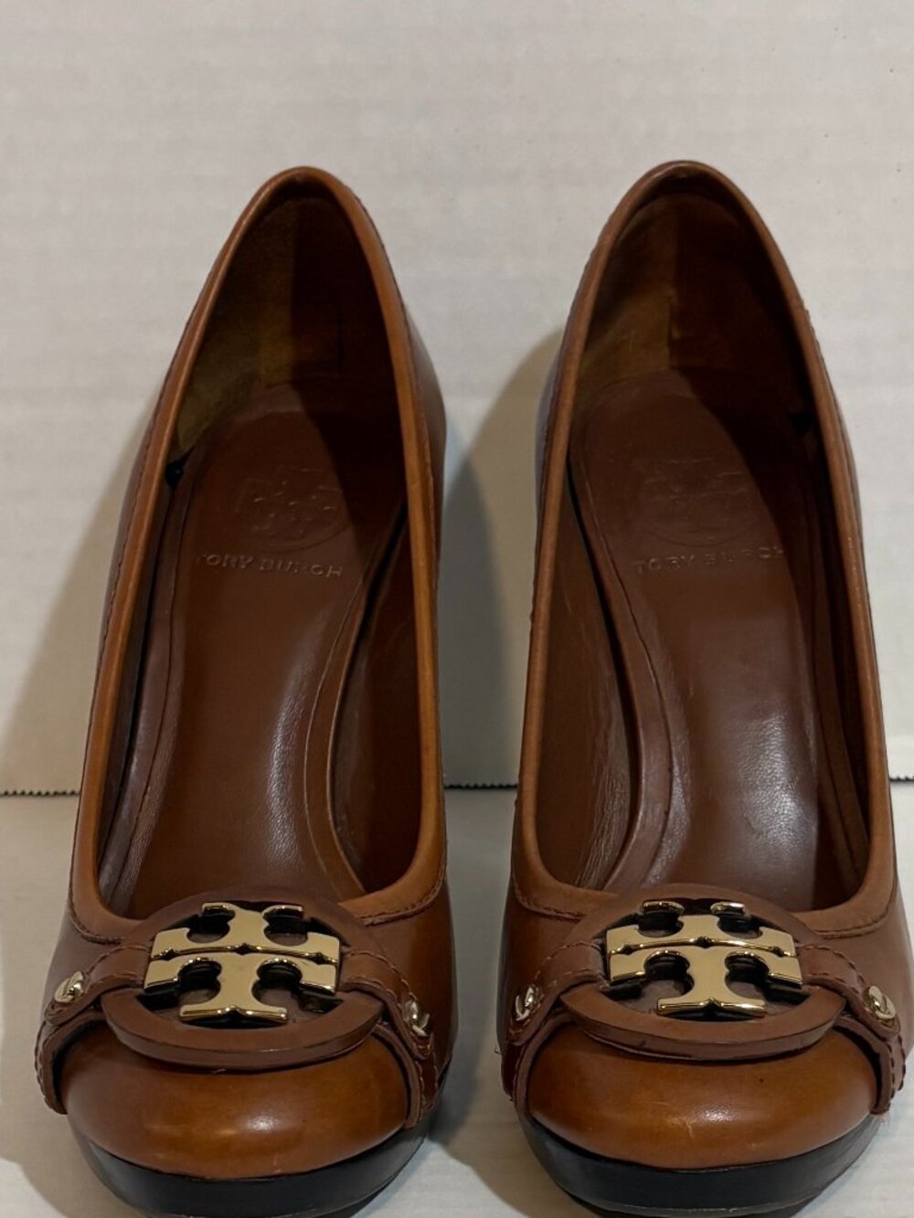 Tory Burch Calista Leather Gold Badge Pumps Size U.S. 8.5M Last Pair Excellent
